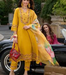Women Floral Embroidered Regular Thread Work Kurta with Trousers & With Dupatta