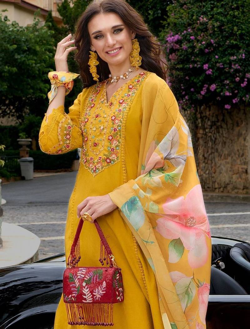 Women Floral Embroidered Regular Thread Work Kurta with Trousers & With Dupatta