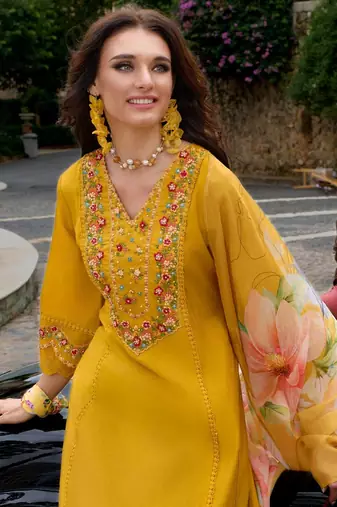 Women Floral Embroidered Regular Thread Work Kurta with Trousers & With Dupatta
