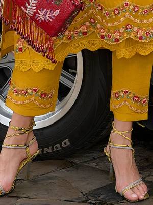 Women Floral Embroidered Regular Thread Work Kurta with Trousers & With Dupatta 4