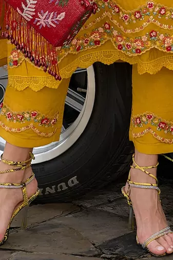 Women Floral Embroidered Regular Thread Work Kurta with Trousers & With Dupatta