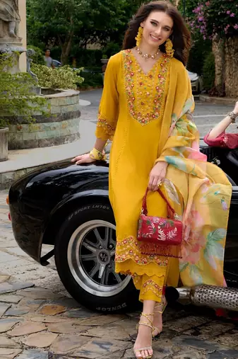 Women Floral Embroidered Regular Thread Work Kurta with Trousers & With Dupatta