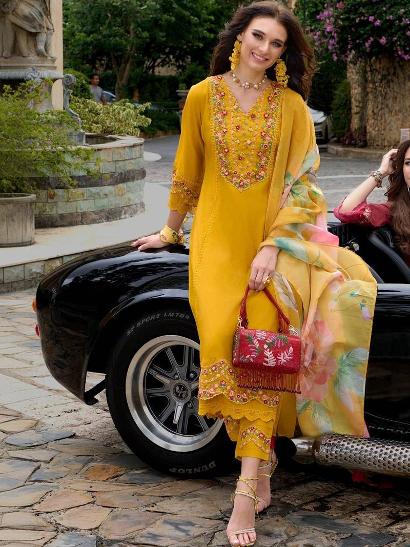 Women Floral Embroidered Regular Thread Work Kurta with Trousers & With Dupatta