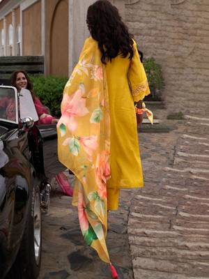 Women Floral Embroidered Regular Thread Work Kurta with Trousers & With Dupatta 7