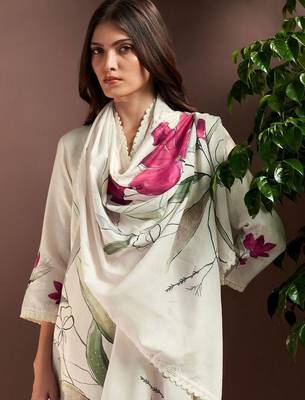 Women Floral Printed Regular Kurta with Trousers & With Dupatta 1