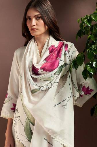 Women Floral Printed Regular Kurta with Trousers & With Dupatta