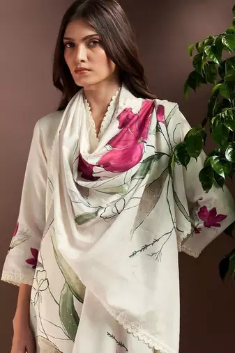 Women Floral Printed Regular Kurta with Trousers & With Dupatta