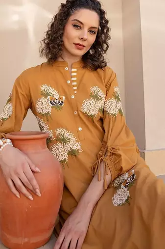 Women Floral Embroidered Regular Thread Work Pure Cotton Kurta with Trousers