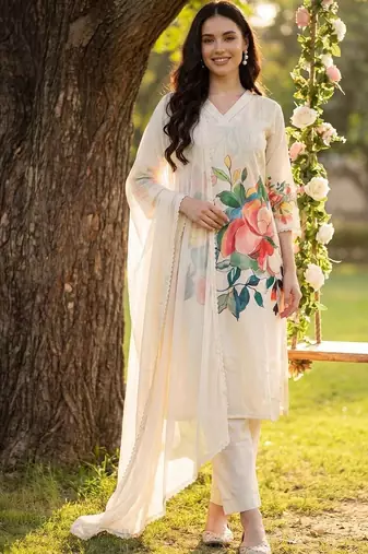Women Floral Printed Regular Kurta with Trousers & With Dupatta