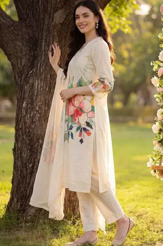 Women Floral Printed Regular Kurta with Trousers & With Dupatta