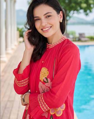 Women Floral Embroidered Regular Thread Work Kurta with Trousers 2