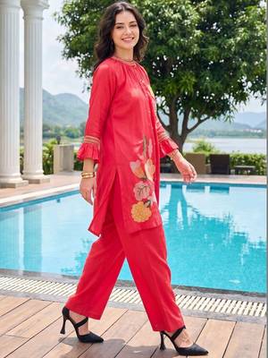 Women Floral Embroidered Regular Thread Work Kurta with Trousers 3