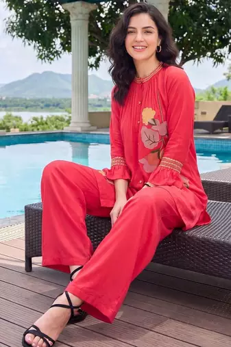 Women Floral Embroidered Regular Thread Work Kurta with Trousers
