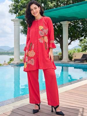 Women Floral Embroidered Regular Thread Work Kurta with Trousers 6
