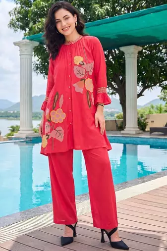 Women Floral Embroidered Regular Thread Work Kurta with Trousers