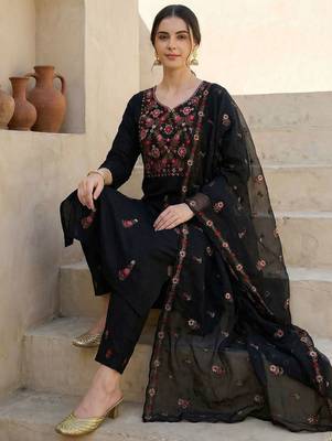 Women Floral Embroidered Regular Thread Work Kurta with Trousers & With Dupatta 1