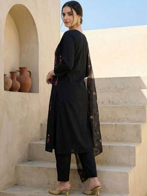 Women Floral Embroidered Regular Thread Work Kurta with Trousers & With Dupatta 4