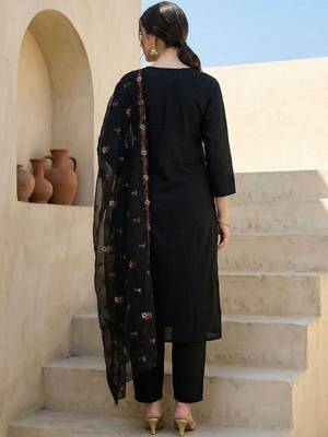 Women Floral Embroidered Regular Thread Work Kurta with Trousers & With Dupatta 6
