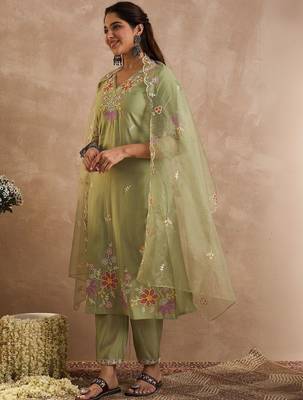 Women Floral Embroidered Regular Thread Work Kurta with Trousers & With Dupatta 1
