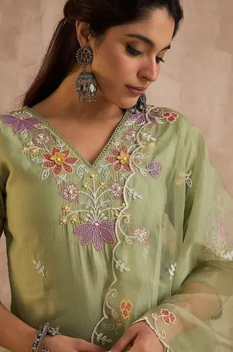 Women Floral Embroidered Regular Thread Work Kurta with Trousers & With Dupatta