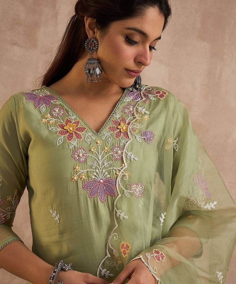 Women Floral Embroidered Regular Thread Work Kurta with Trousers & With Dupatta