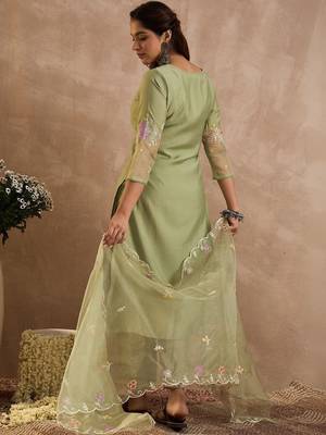 Women Floral Embroidered Regular Thread Work Kurta with Trousers & With Dupatta 3