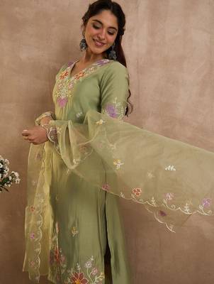 Women Floral Embroidered Regular Thread Work Kurta with Trousers & With Dupatta 4