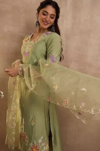 Women Floral Embroidered Regular Thread Work Kurta with Trousers & With Dupatta