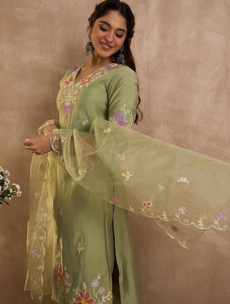 Women Floral Embroidered Regular Thread Work Kurta with Trousers & With Dupatta