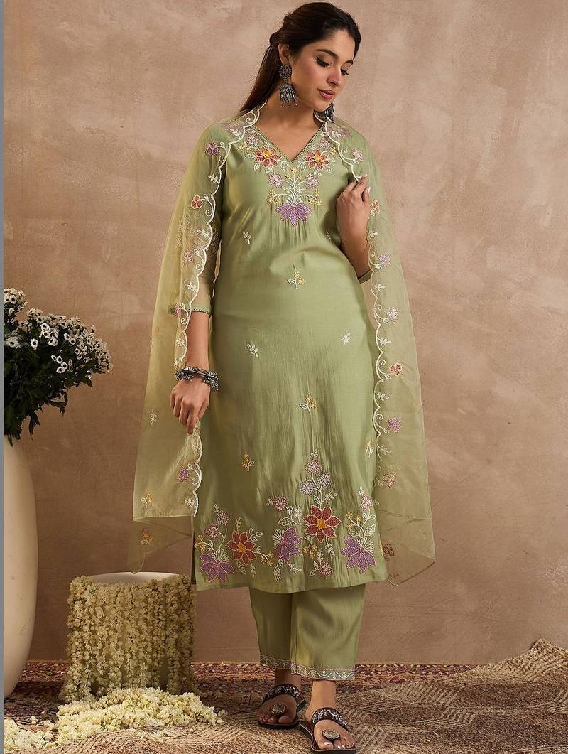 Women Floral Embroidered Regular Thread Work Kurta with Trousers & With Dupatta