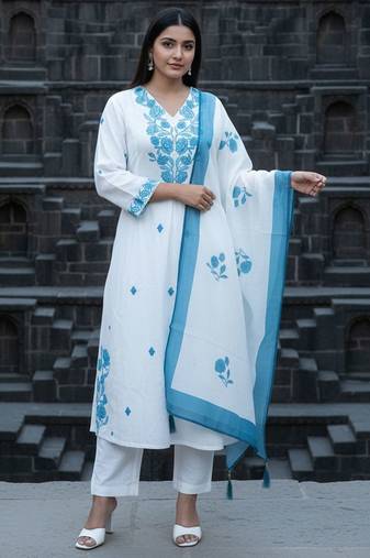 Women Floral Embroidered Regular Thread Work Kurta with Trousers & With Dupatta