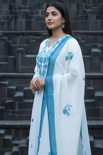 Women Floral Embroidered Regular Thread Work Kurta with Trousers & With Dupatta