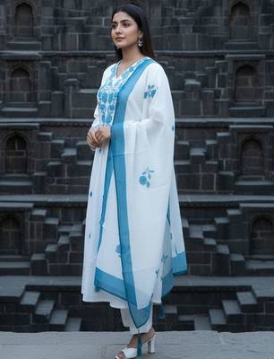 Women Floral Embroidered Regular Thread Work Kurta with Trousers & With Dupatta 3