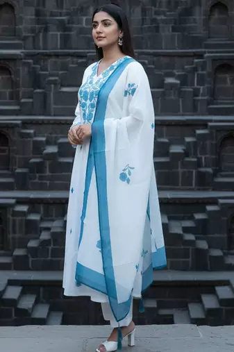 Women Floral Embroidered Regular Thread Work Kurta with Trousers & With Dupatta