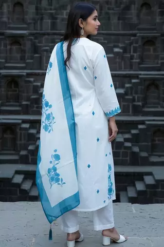 Women Floral Embroidered Regular Thread Work Kurta with Trousers & With Dupatta