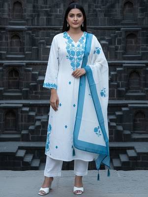 Women Floral Embroidered Regular Thread Work Kurta with Trousers & With Dupatta 5