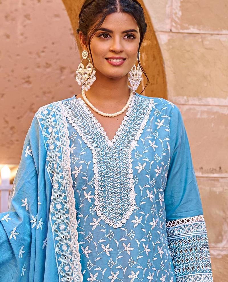 Women Floral Embroidered Thread Work Pure Cotton Kurta with Trousers & Dupatta