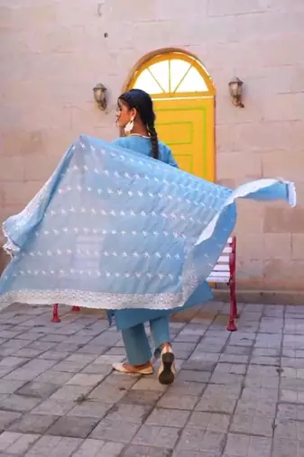Women Floral Embroidered Thread Work Pure Cotton Kurta with Trousers & Dupatta
