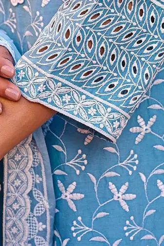 Women Floral Embroidered Thread Work Pure Cotton Kurta with Trousers & Dupatta