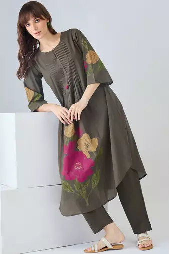 Women Floral Printed Pleated Pure Cotton Kurta with Trousers