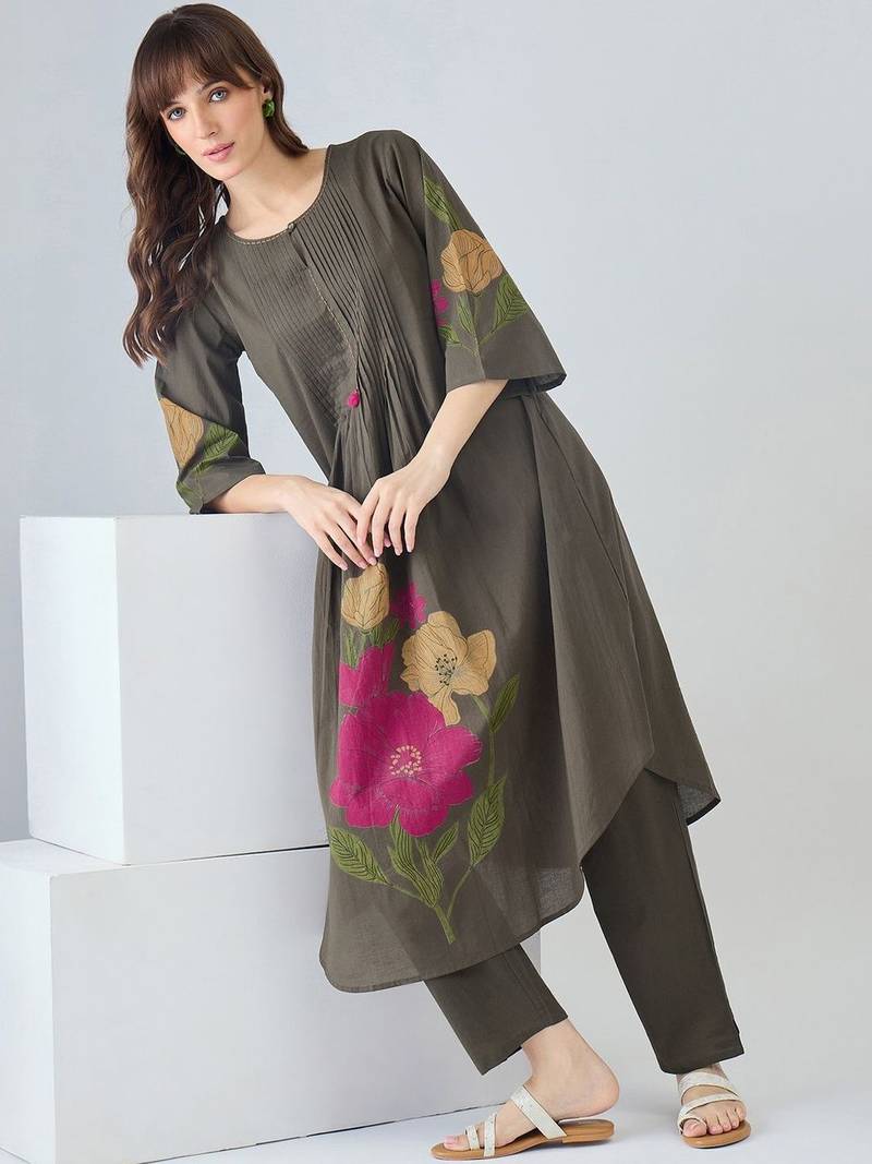 Women Floral Printed Pleated Pure Cotton Kurta with Trousers