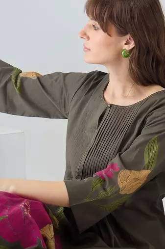 Women Floral Printed Pleated Pure Cotton Kurta with Trousers