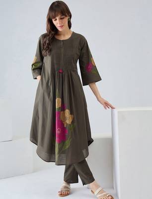 Women Floral Printed Pleated Pure Cotton Kurta with Trousers 4