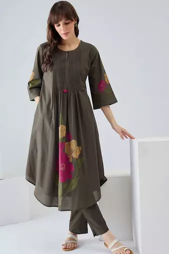 Women Floral Printed Pleated Pure Cotton Kurta with Trousers