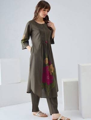 Women Floral Printed Pleated Pure Cotton Kurta with Trousers 5