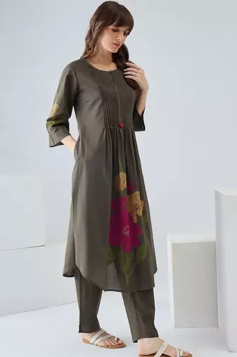 Women Floral Printed Pleated Pure Cotton Kurta with Trousers