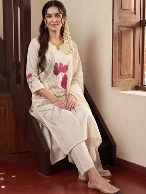 Women Floral Printed Regular Kurta with Trousers & With Dupatta 1