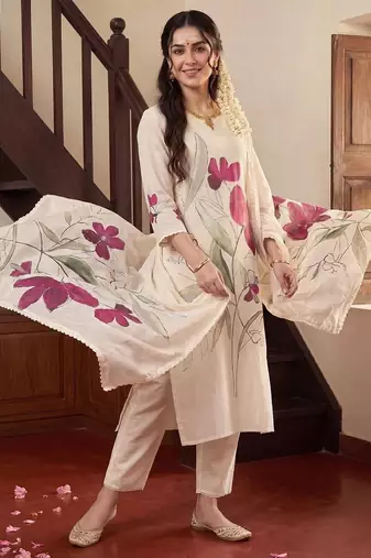 Women Floral Printed Regular Kurta with Trousers & With Dupatta