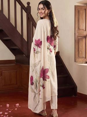 Women Floral Printed Regular Kurta with Trousers & With Dupatta 3