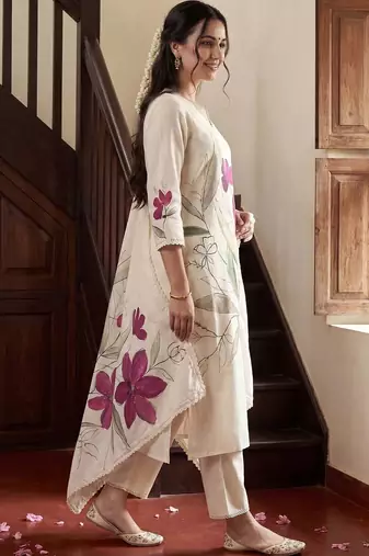 Women Floral Printed Regular Kurta with Trousers & With Dupatta